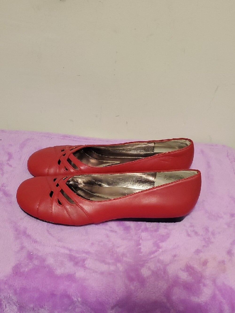 Array Red Women's Crisscross Ballet Flats - Picture 6 of 7